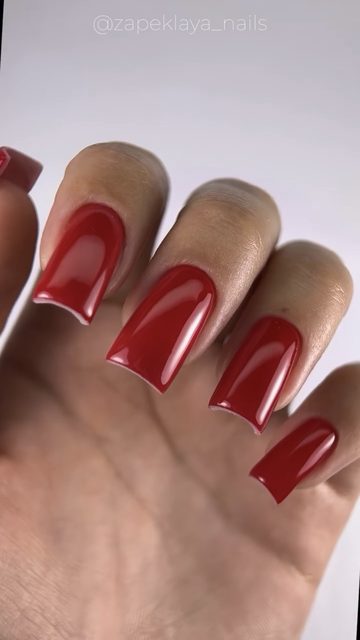 Червоний манікюр на квадратних нігтях, робота учениці @zapeklaya_nails