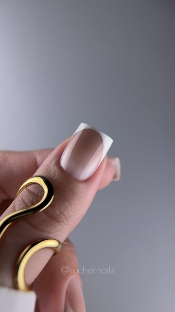 Френч на нюдовій основі і золота каблучка, робота учениці @kucher.nails